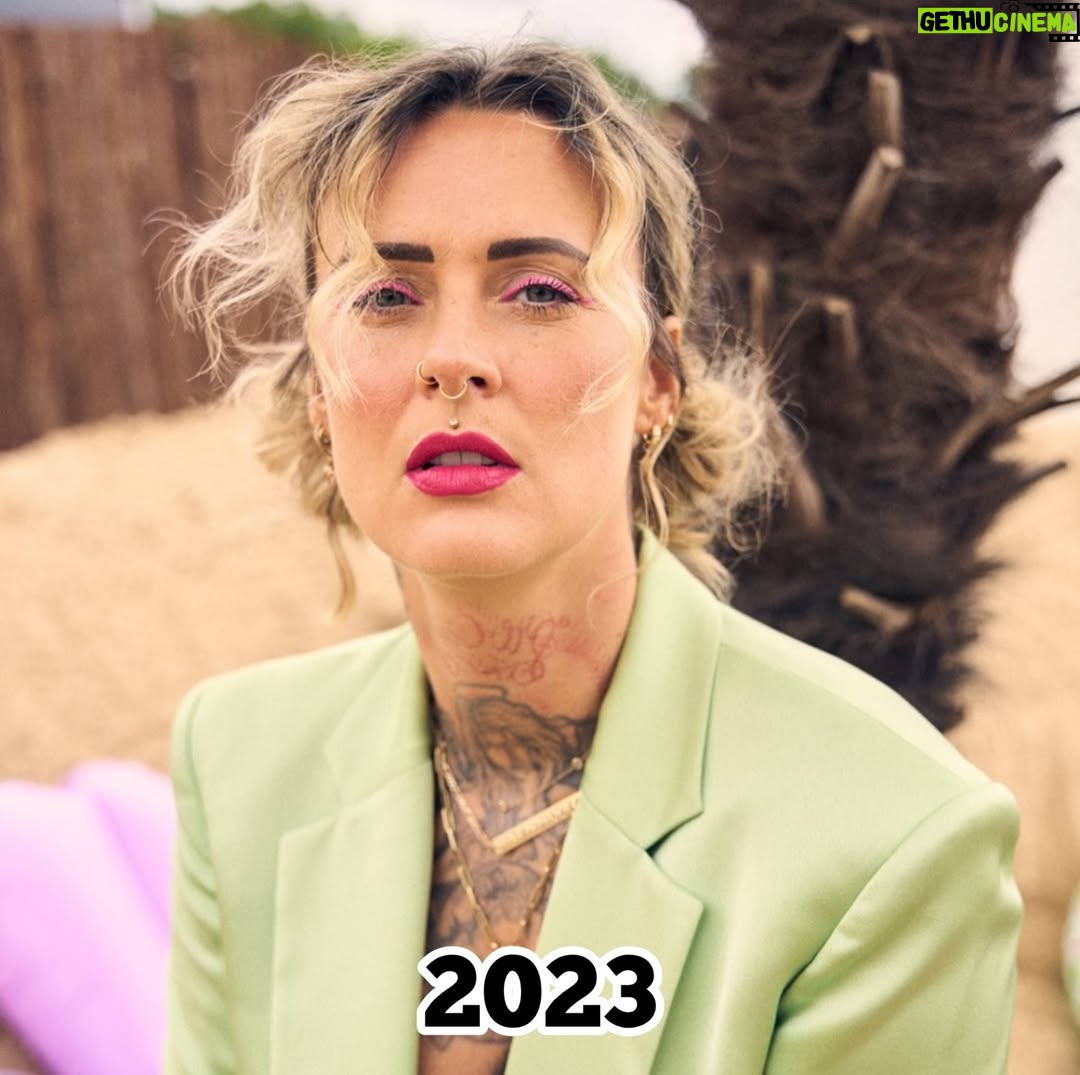 Jennifer Weist - 23.5K Likes - 2015-2025

CN: Auf Foto 3 trage ich Cornrows, auf Foto 5 trage ich Braids, das sind geflochtene Frisuren, die in den verschiedensten Kulturen eine tiefere kulturelle und historische Bedeutung haben. Weshalb ich für das Tragen dieser Braids - zu Recht - kritisiert wurde. Durch die Kritik habe ich mich dann das erste Mal mit dem Thema kulturelle Aneignung auseinandergesetzt. «Cultural Appropriation» bezeichnet den unreflektierten oder respektlosen Prozess, bei dem die Mitglieder einer dominanten Kultur Elemente aus einer anderen, oft marginalisierten oder unterdrückten Kultur übernehmen, ohne deren Bedeutung oder Kontext zu verstehen oder zu respektieren. Dieser Vorgang ist besonders problematisch, wenn die kulturellen Elemente ohne Zustimmung, Anerkennung oder ein Bewusstsein für die historischen und sozialen Zusammenhänge verwendet werden. Kulturelle Aneignung kann dazu führen, dass Traditionen komplett verfälscht werden oder sogar verloren gehen. Und wenn Religion oder Tradition dann noch zu Produkten werden, die durch Trends kommerzialisiert und von Menschen aus privilegierten Gruppen billig und unethisch produziert und verkauft werden, leidet das Einkommen der Menschen, die die originalen Produkte herstellen und verkaufen. Heute weiß ich, dass Braids nicht einfach nur eine geflochtene Frisur sind, sondern in vielen Kulturen weltweit Tradition, Identität und Gemeinschaft repräsentieren. Ich weiß, dass kulturelle Aneignung immer in Verbindung mit Kolonialismus, Rassismus und ungleichen Machtverhältnissen steht. Ich, als weiße Frau, werde diese Art von Frisur in Zukunft deshalb nicht mehr tragen.