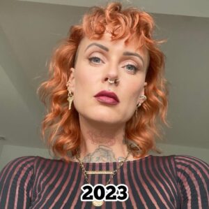 Jennifer Weist Instagram - 2015-2025

CN: Auf Foto 3 trage ich Cornrows, auf Foto 5 trage ich Braids, das sind geflochtene Frisuren, die in den verschiedensten Kulturen eine tiefere kulturelle und historische Bedeutung haben. Weshalb ich für das Tragen dieser Braids - zu Recht - kritisiert wurde. Durch die Kritik habe ich mich dann das erste Mal mit dem Thema kulturelle Aneignung auseinandergesetzt. «Cultural Appropriation» bezeichnet den unreflektierten oder respektlosen Prozess, bei dem die Mitglieder einer dominanten Kultur Elemente aus einer anderen, oft marginalisierten oder unterdrückten Kultur übernehmen, ohne deren Bedeutung oder Kontext zu verstehen oder zu respektieren. Dieser Vorgang ist besonders problematisch, wenn die kulturellen Elemente ohne Zustimmung, Anerkennung oder ein Bewusstsein für die historischen und sozialen Zusammenhänge verwendet werden. Kulturelle Aneignung kann dazu führen, dass Traditionen komplett verfälscht werden oder sogar verloren gehen. Und wenn Religion oder Tradition dann noch zu Produkten werden, die durch Trends kommerzialisiert und von Menschen aus privilegierten Gruppen billig und unethisch produziert und verkauft werden, leidet das Einkommen der Menschen, die die originalen Produkte herstellen und verkaufen. Heute weiß ich, dass Braids nicht einfach nur eine geflochtene Frisur sind, sondern in vielen Kulturen weltweit Tradition, Identität und Gemeinschaft repräsentieren. Ich weiß, dass kulturelle Aneignung immer in Verbindung mit Kolonialismus, Rassismus und ungleichen Machtverhältnissen steht. Ich, als weiße Frau, werde diese Art von Frisur in Zukunft deshalb nicht mehr tragen.