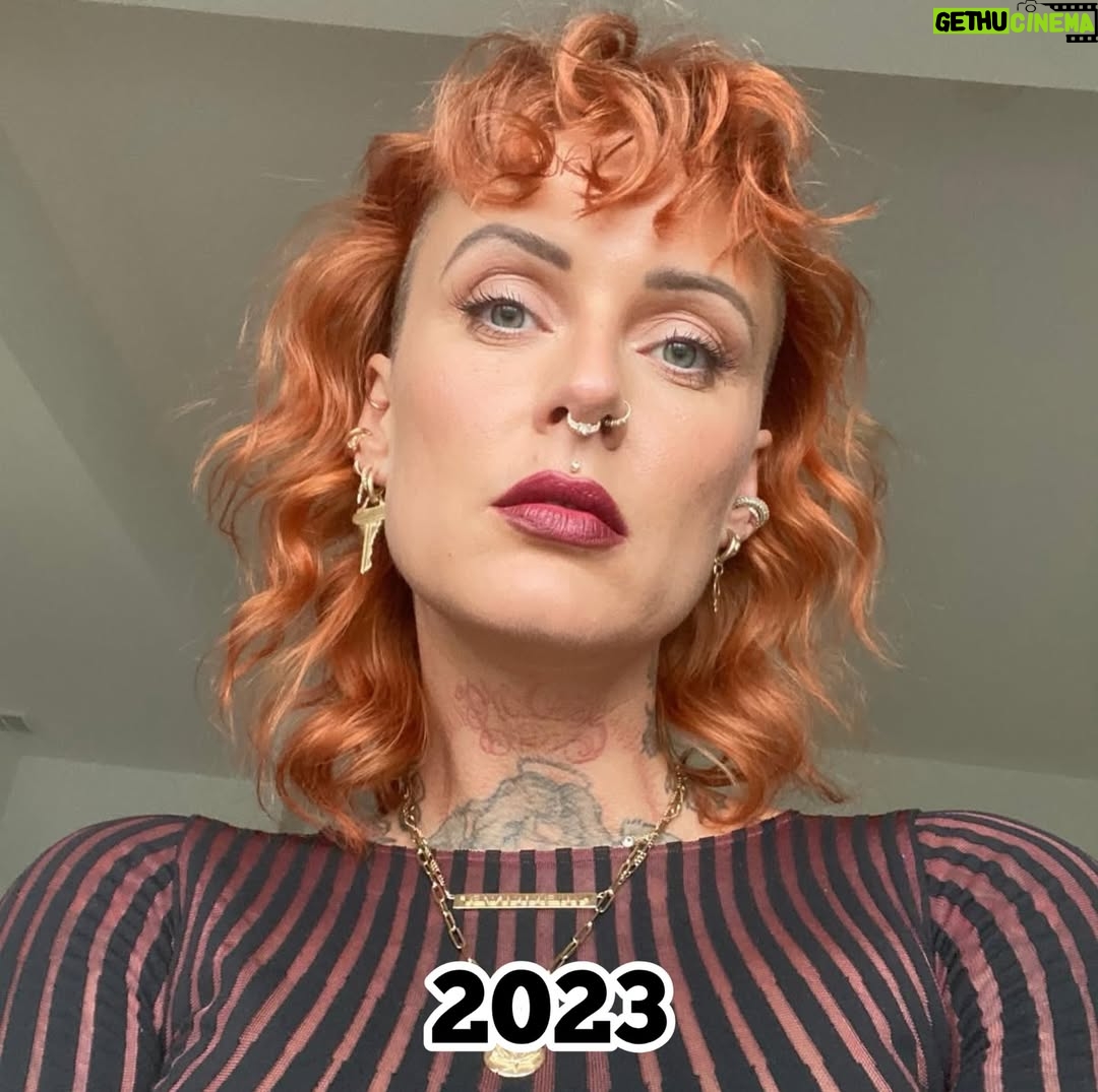 Jennifer Weist - 23.5K Likes - 2015-2025

CN: Auf Foto 3 trage ich Cornrows, auf Foto 5 trage ich Braids, das sind geflochtene Frisuren, die in den verschiedensten Kulturen eine tiefere kulturelle und historische Bedeutung haben. Weshalb ich für das Tragen dieser Braids - zu Recht - kritisiert wurde. Durch die Kritik habe ich mich dann das erste Mal mit dem Thema kulturelle Aneignung auseinandergesetzt. «Cultural Appropriation» bezeichnet den unreflektierten oder respektlosen Prozess, bei dem die Mitglieder einer dominanten Kultur Elemente aus einer anderen, oft marginalisierten oder unterdrückten Kultur übernehmen, ohne deren Bedeutung oder Kontext zu verstehen oder zu respektieren. Dieser Vorgang ist besonders problematisch, wenn die kulturellen Elemente ohne Zustimmung, Anerkennung oder ein Bewusstsein für die historischen und sozialen Zusammenhänge verwendet werden. Kulturelle Aneignung kann dazu führen, dass Traditionen komplett verfälscht werden oder sogar verloren gehen. Und wenn Religion oder Tradition dann noch zu Produkten werden, die durch Trends kommerzialisiert und von Menschen aus privilegierten Gruppen billig und unethisch produziert und verkauft werden, leidet das Einkommen der Menschen, die die originalen Produkte herstellen und verkaufen. Heute weiß ich, dass Braids nicht einfach nur eine geflochtene Frisur sind, sondern in vielen Kulturen weltweit Tradition, Identität und Gemeinschaft repräsentieren. Ich weiß, dass kulturelle Aneignung immer in Verbindung mit Kolonialismus, Rassismus und ungleichen Machtverhältnissen steht. Ich, als weiße Frau, werde diese Art von Frisur in Zukunft deshalb nicht mehr tragen.