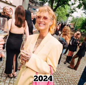 Jennifer Weist Instagram - 2015-2025

CN: Auf Foto 3 trage ich Cornrows, auf Foto 5 trage ich Braids, das sind geflochtene Frisuren, die in den verschiedensten Kulturen eine tiefere kulturelle und historische Bedeutung haben. Weshalb ich für das Tragen dieser Braids - zu Recht - kritisiert wurde. Durch die Kritik habe ich mich dann das erste Mal mit dem Thema kulturelle Aneignung auseinandergesetzt. «Cultural Appropriation» bezeichnet den unreflektierten oder respektlosen Prozess, bei dem die Mitglieder einer dominanten Kultur Elemente aus einer anderen, oft marginalisierten oder unterdrückten Kultur übernehmen, ohne deren Bedeutung oder Kontext zu verstehen oder zu respektieren. Dieser Vorgang ist besonders problematisch, wenn die kulturellen Elemente ohne Zustimmung, Anerkennung oder ein Bewusstsein für die historischen und sozialen Zusammenhänge verwendet werden. Kulturelle Aneignung kann dazu führen, dass Traditionen komplett verfälscht werden oder sogar verloren gehen. Und wenn Religion oder Tradition dann noch zu Produkten werden, die durch Trends kommerzialisiert und von Menschen aus privilegierten Gruppen billig und unethisch produziert und verkauft werden, leidet das Einkommen der Menschen, die die originalen Produkte herstellen und verkaufen. Heute weiß ich, dass Braids nicht einfach nur eine geflochtene Frisur sind, sondern in vielen Kulturen weltweit Tradition, Identität und Gemeinschaft repräsentieren. Ich weiß, dass kulturelle Aneignung immer in Verbindung mit Kolonialismus, Rassismus und ungleichen Machtverhältnissen steht. Ich, als weiße Frau, werde diese Art von Frisur in Zukunft deshalb nicht mehr tragen.