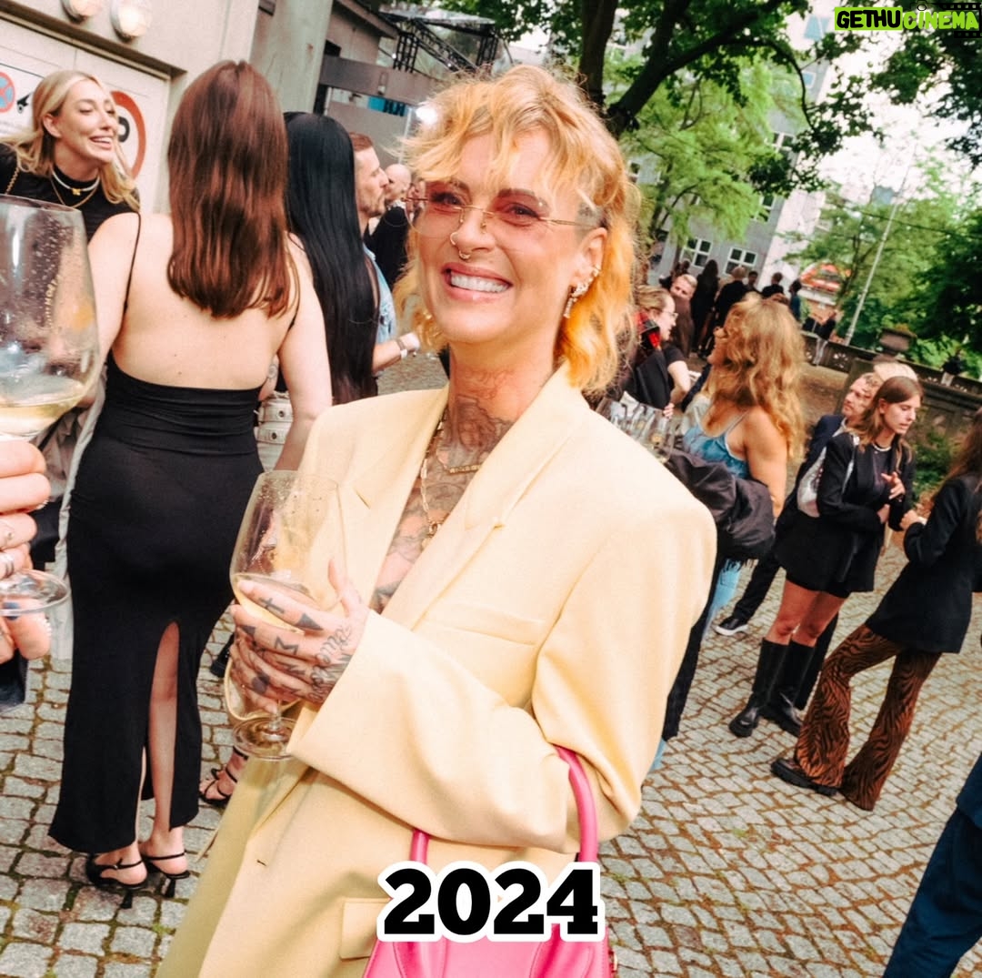 Jennifer Weist - 23.5K Likes - 2015-2025

CN: Auf Foto 3 trage ich Cornrows, auf Foto 5 trage ich Braids, das sind geflochtene Frisuren, die in den verschiedensten Kulturen eine tiefere kulturelle und historische Bedeutung haben. Weshalb ich für das Tragen dieser Braids - zu Recht - kritisiert wurde. Durch die Kritik habe ich mich dann das erste Mal mit dem Thema kulturelle Aneignung auseinandergesetzt. «Cultural Appropriation» bezeichnet den unreflektierten oder respektlosen Prozess, bei dem die Mitglieder einer dominanten Kultur Elemente aus einer anderen, oft marginalisierten oder unterdrückten Kultur übernehmen, ohne deren Bedeutung oder Kontext zu verstehen oder zu respektieren. Dieser Vorgang ist besonders problematisch, wenn die kulturellen Elemente ohne Zustimmung, Anerkennung oder ein Bewusstsein für die historischen und sozialen Zusammenhänge verwendet werden. Kulturelle Aneignung kann dazu führen, dass Traditionen komplett verfälscht werden oder sogar verloren gehen. Und wenn Religion oder Tradition dann noch zu Produkten werden, die durch Trends kommerzialisiert und von Menschen aus privilegierten Gruppen billig und unethisch produziert und verkauft werden, leidet das Einkommen der Menschen, die die originalen Produkte herstellen und verkaufen. Heute weiß ich, dass Braids nicht einfach nur eine geflochtene Frisur sind, sondern in vielen Kulturen weltweit Tradition, Identität und Gemeinschaft repräsentieren. Ich weiß, dass kulturelle Aneignung immer in Verbindung mit Kolonialismus, Rassismus und ungleichen Machtverhältnissen steht. Ich, als weiße Frau, werde diese Art von Frisur in Zukunft deshalb nicht mehr tragen.