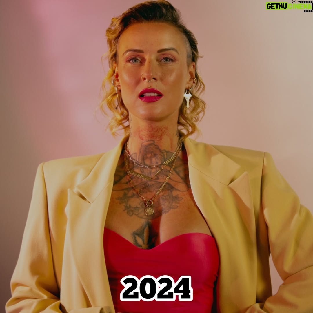 Jennifer Weist - 23.5K Likes - 2015-2025

CN: Auf Foto 3 trage ich Cornrows, auf Foto 5 trage ich Braids, das sind geflochtene Frisuren, die in den verschiedensten Kulturen eine tiefere kulturelle und historische Bedeutung haben. Weshalb ich für das Tragen dieser Braids - zu Recht - kritisiert wurde. Durch die Kritik habe ich mich dann das erste Mal mit dem Thema kulturelle Aneignung auseinandergesetzt. «Cultural Appropriation» bezeichnet den unreflektierten oder respektlosen Prozess, bei dem die Mitglieder einer dominanten Kultur Elemente aus einer anderen, oft marginalisierten oder unterdrückten Kultur übernehmen, ohne deren Bedeutung oder Kontext zu verstehen oder zu respektieren. Dieser Vorgang ist besonders problematisch, wenn die kulturellen Elemente ohne Zustimmung, Anerkennung oder ein Bewusstsein für die historischen und sozialen Zusammenhänge verwendet werden. Kulturelle Aneignung kann dazu führen, dass Traditionen komplett verfälscht werden oder sogar verloren gehen. Und wenn Religion oder Tradition dann noch zu Produkten werden, die durch Trends kommerzialisiert und von Menschen aus privilegierten Gruppen billig und unethisch produziert und verkauft werden, leidet das Einkommen der Menschen, die die originalen Produkte herstellen und verkaufen. Heute weiß ich, dass Braids nicht einfach nur eine geflochtene Frisur sind, sondern in vielen Kulturen weltweit Tradition, Identität und Gemeinschaft repräsentieren. Ich weiß, dass kulturelle Aneignung immer in Verbindung mit Kolonialismus, Rassismus und ungleichen Machtverhältnissen steht. Ich, als weiße Frau, werde diese Art von Frisur in Zukunft deshalb nicht mehr tragen.