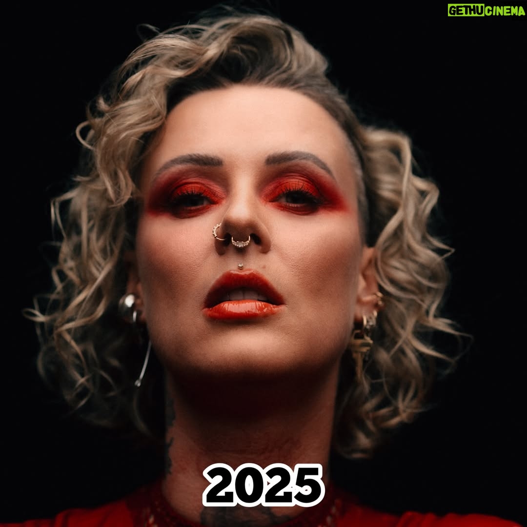Jennifer Weist - 23.5K Likes - 2015-2025

CN: Auf Foto 3 trage ich Cornrows, auf Foto 5 trage ich Braids, das sind geflochtene Frisuren, die in den verschiedensten Kulturen eine tiefere kulturelle und historische Bedeutung haben. Weshalb ich für das Tragen dieser Braids - zu Recht - kritisiert wurde. Durch die Kritik habe ich mich dann das erste Mal mit dem Thema kulturelle Aneignung auseinandergesetzt. «Cultural Appropriation» bezeichnet den unreflektierten oder respektlosen Prozess, bei dem die Mitglieder einer dominanten Kultur Elemente aus einer anderen, oft marginalisierten oder unterdrückten Kultur übernehmen, ohne deren Bedeutung oder Kontext zu verstehen oder zu respektieren. Dieser Vorgang ist besonders problematisch, wenn die kulturellen Elemente ohne Zustimmung, Anerkennung oder ein Bewusstsein für die historischen und sozialen Zusammenhänge verwendet werden. Kulturelle Aneignung kann dazu führen, dass Traditionen komplett verfälscht werden oder sogar verloren gehen. Und wenn Religion oder Tradition dann noch zu Produkten werden, die durch Trends kommerzialisiert und von Menschen aus privilegierten Gruppen billig und unethisch produziert und verkauft werden, leidet das Einkommen der Menschen, die die originalen Produkte herstellen und verkaufen. Heute weiß ich, dass Braids nicht einfach nur eine geflochtene Frisur sind, sondern in vielen Kulturen weltweit Tradition, Identität und Gemeinschaft repräsentieren. Ich weiß, dass kulturelle Aneignung immer in Verbindung mit Kolonialismus, Rassismus und ungleichen Machtverhältnissen steht. Ich, als weiße Frau, werde diese Art von Frisur in Zukunft deshalb nicht mehr tragen.
