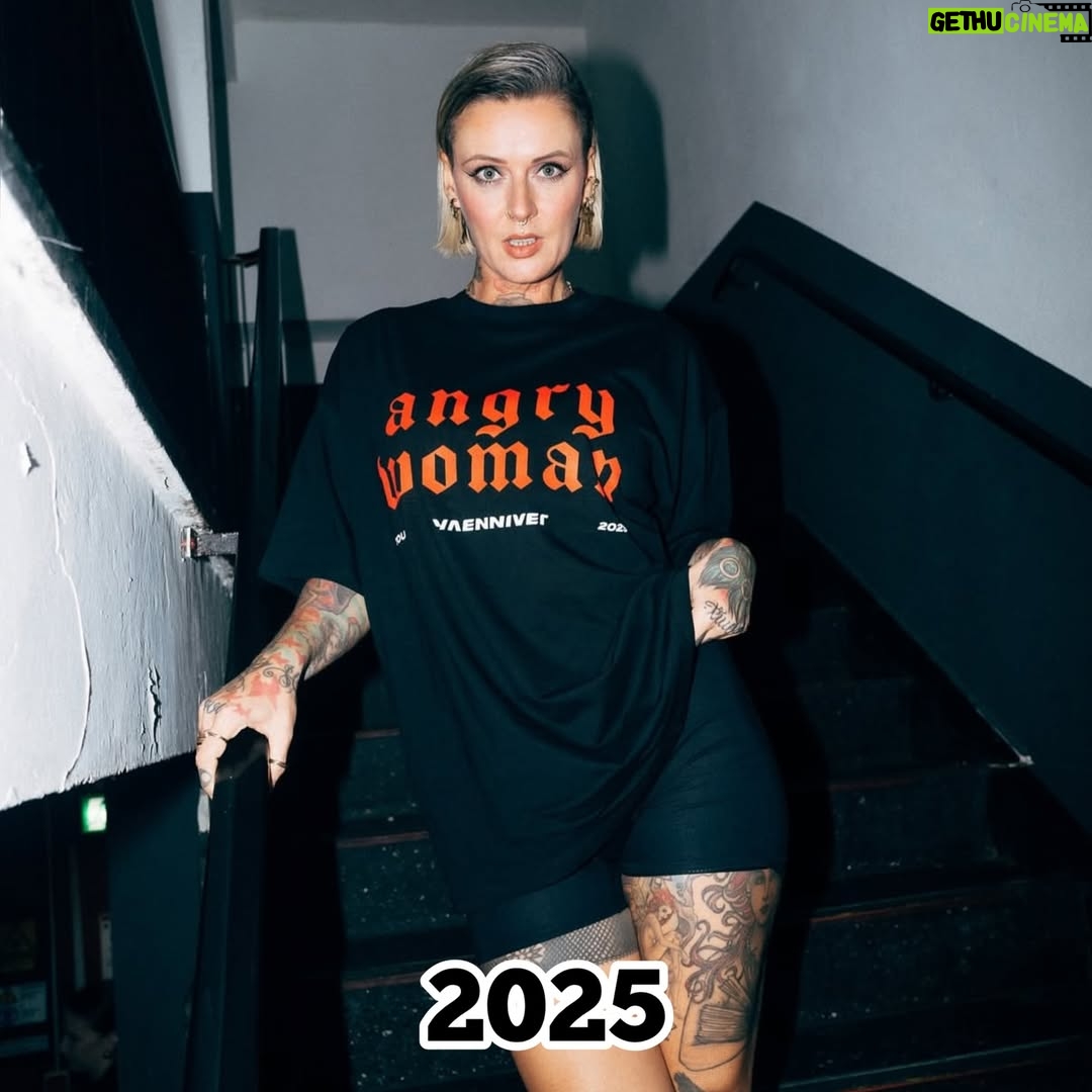 Jennifer Weist - 23.5K Likes - 2015-2025

CN: Auf Foto 3 trage ich Cornrows, auf Foto 5 trage ich Braids, das sind geflochtene Frisuren, die in den verschiedensten Kulturen eine tiefere kulturelle und historische Bedeutung haben. Weshalb ich für das Tragen dieser Braids - zu Recht - kritisiert wurde. Durch die Kritik habe ich mich dann das erste Mal mit dem Thema kulturelle Aneignung auseinandergesetzt. «Cultural Appropriation» bezeichnet den unreflektierten oder respektlosen Prozess, bei dem die Mitglieder einer dominanten Kultur Elemente aus einer anderen, oft marginalisierten oder unterdrückten Kultur übernehmen, ohne deren Bedeutung oder Kontext zu verstehen oder zu respektieren. Dieser Vorgang ist besonders problematisch, wenn die kulturellen Elemente ohne Zustimmung, Anerkennung oder ein Bewusstsein für die historischen und sozialen Zusammenhänge verwendet werden. Kulturelle Aneignung kann dazu führen, dass Traditionen komplett verfälscht werden oder sogar verloren gehen. Und wenn Religion oder Tradition dann noch zu Produkten werden, die durch Trends kommerzialisiert und von Menschen aus privilegierten Gruppen billig und unethisch produziert und verkauft werden, leidet das Einkommen der Menschen, die die originalen Produkte herstellen und verkaufen. Heute weiß ich, dass Braids nicht einfach nur eine geflochtene Frisur sind, sondern in vielen Kulturen weltweit Tradition, Identität und Gemeinschaft repräsentieren. Ich weiß, dass kulturelle Aneignung immer in Verbindung mit Kolonialismus, Rassismus und ungleichen Machtverhältnissen steht. Ich, als weiße Frau, werde diese Art von Frisur in Zukunft deshalb nicht mehr tragen.