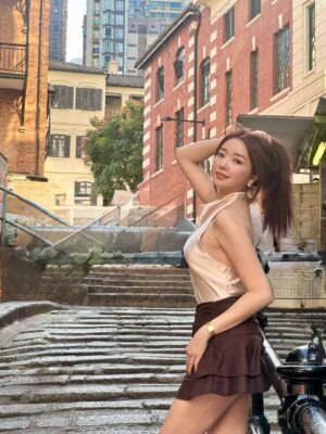Jenny Cheng Instagram - Hk香港行小碎片🧩
香港對我來說一直有很特殊的情感
從小就很愛看香港電影或是連續劇
每次來都覺得自己像走進電影場景裡

我想我最喜歡香港的原因
就是那份多樣與混合的魅力
有些街區保留著老香港的味道
也有些地方充滿異國 vibe✨

每一個角落都有自己的故事：
有老城的韻味，也有新城市的能量
和姐妹的這趟旅程留下了好多美好的回憶
美食也是天天都停不下來，好好味😋
大概這就是我一直那麼喜歡香港的原因吧❤️

#hongkong #travel #travelphotography
