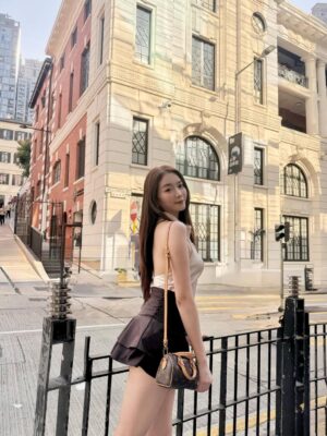 Jenny Cheng Instagram - Hk香港行小碎片🧩
香港對我來說一直有很特殊的情感
從小就很愛看香港電影或是連續劇
每次來都覺得自己像走進電影場景裡

我想我最喜歡香港的原因
就是那份多樣與混合的魅力
有些街區保留著老香港的味道
也有些地方充滿異國 vibe✨

每一個角落都有自己的故事：
有老城的韻味，也有新城市的能量
和姐妹的這趟旅程留下了好多美好的回憶
美食也是天天都停不下來，好好味😋
大概這就是我一直那麼喜歡香港的原因吧❤️

#hongkong #travel #travelphotography