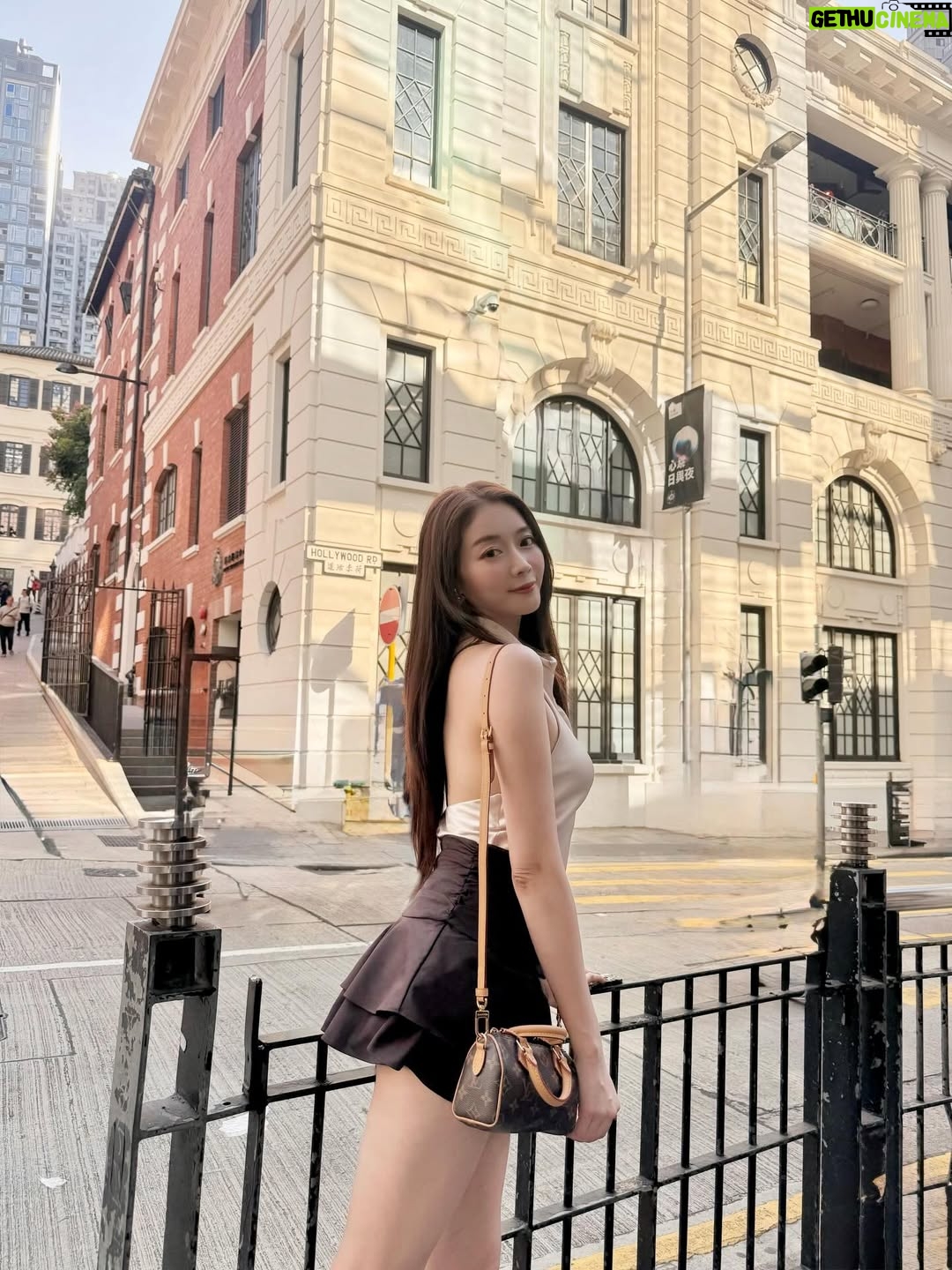 Jenny Cheng - 5.8K Likes - Hk香港行小碎片🧩
香港對我來說一直有很特殊的情感
從小就很愛看香港電影或是連續劇
每次來都覺得自己像走進電影場景裡

我想我最喜歡香港的原因
就是那份多樣與混合的魅力
有些街區保留著老香港的味道
也有些地方充滿異國 vibe✨

每一個角落都有自己的故事：
有老城的韻味，也有新城市的能量
和姐妹的這趟旅程留下了好多美好的回憶
美食也是天天都停不下來，好好味😋
大概這就是我一直那麼喜歡香港的原因吧❤️

#hongkong #travel #travelphotography
