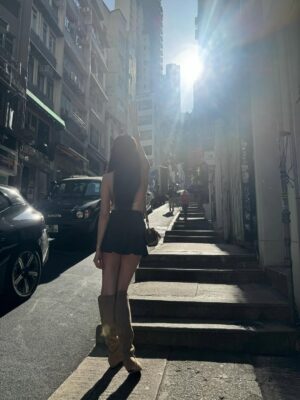 Jenny Cheng Instagram - Hk香港行小碎片🧩
香港對我來說一直有很特殊的情感
從小就很愛看香港電影或是連續劇
每次來都覺得自己像走進電影場景裡

我想我最喜歡香港的原因
就是那份多樣與混合的魅力
有些街區保留著老香港的味道
也有些地方充滿異國 vibe✨

每一個角落都有自己的故事：
有老城的韻味，也有新城市的能量
和姐妹的這趟旅程留下了好多美好的回憶
美食也是天天都停不下來，好好味😋
大概這就是我一直那麼喜歡香港的原因吧❤️

#hongkong #travel #travelphotography