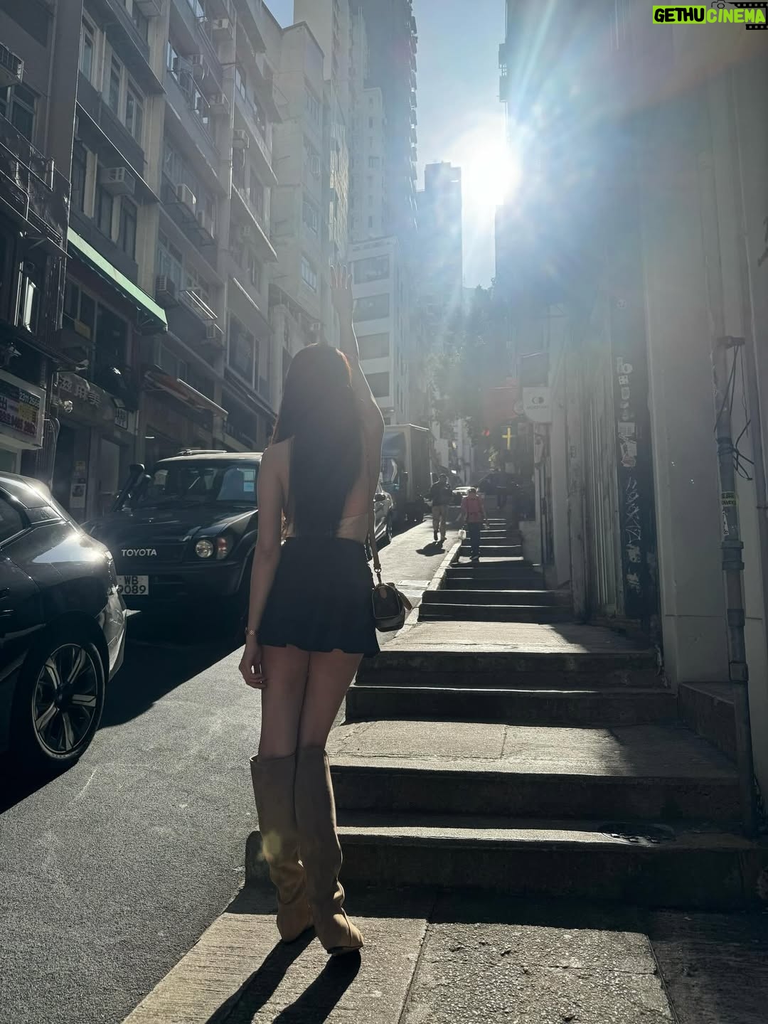 Jenny Cheng - 5.8K Likes - Hk香港行小碎片🧩
香港對我來說一直有很特殊的情感
從小就很愛看香港電影或是連續劇
每次來都覺得自己像走進電影場景裡

我想我最喜歡香港的原因
就是那份多樣與混合的魅力
有些街區保留著老香港的味道
也有些地方充滿異國 vibe✨

每一個角落都有自己的故事：
有老城的韻味，也有新城市的能量
和姐妹的這趟旅程留下了好多美好的回憶
美食也是天天都停不下來，好好味😋
大概這就是我一直那麼喜歡香港的原因吧❤️

#hongkong #travel #travelphotography