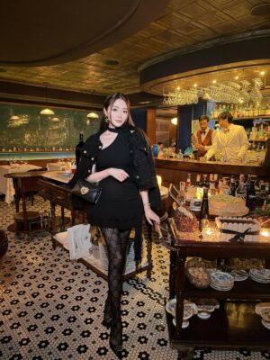Jenny Cheng Instagram - Hk香港行小碎片🧩
香港對我來說一直有很特殊的情感
從小就很愛看香港電影或是連續劇
每次來都覺得自己像走進電影場景裡

我想我最喜歡香港的原因
就是那份多樣與混合的魅力
有些街區保留著老香港的味道
也有些地方充滿異國 vibe✨

每一個角落都有自己的故事：
有老城的韻味，也有新城市的能量
和姐妹的這趟旅程留下了好多美好的回憶
美食也是天天都停不下來，好好味😋
大概這就是我一直那麼喜歡香港的原因吧❤️

#hongkong #travel #travelphotography