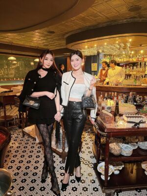 Jenny Cheng Instagram - Hk香港行小碎片🧩
香港對我來說一直有很特殊的情感
從小就很愛看香港電影或是連續劇
每次來都覺得自己像走進電影場景裡

我想我最喜歡香港的原因
就是那份多樣與混合的魅力
有些街區保留著老香港的味道
也有些地方充滿異國 vibe✨

每一個角落都有自己的故事：
有老城的韻味，也有新城市的能量
和姐妹的這趟旅程留下了好多美好的回憶
美食也是天天都停不下來，好好味😋
大概這就是我一直那麼喜歡香港的原因吧❤️

#hongkong #travel #travelphotography