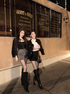 Jenny Cheng Instagram - Hk香港行小碎片🧩
香港對我來說一直有很特殊的情感
從小就很愛看香港電影或是連續劇
每次來都覺得自己像走進電影場景裡

我想我最喜歡香港的原因
就是那份多樣與混合的魅力
有些街區保留著老香港的味道
也有些地方充滿異國 vibe✨

每一個角落都有自己的故事：
有老城的韻味，也有新城市的能量
和姐妹的這趟旅程留下了好多美好的回憶
美食也是天天都停不下來，好好味😋
大概這就是我一直那麼喜歡香港的原因吧❤️

#hongkong #travel #travelphotography