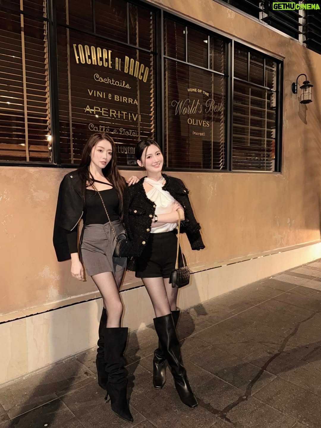 Jenny Cheng - 5.8K Likes - Hk香港行小碎片🧩
香港對我來說一直有很特殊的情感
從小就很愛看香港電影或是連續劇
每次來都覺得自己像走進電影場景裡

我想我最喜歡香港的原因
就是那份多樣與混合的魅力
有些街區保留著老香港的味道
也有些地方充滿異國 vibe✨

每一個角落都有自己的故事：
有老城的韻味，也有新城市的能量
和姐妹的這趟旅程留下了好多美好的回憶
美食也是天天都停不下來，好好味😋
大概這就是我一直那麼喜歡香港的原因吧❤️

#hongkong #travel #travelphotography