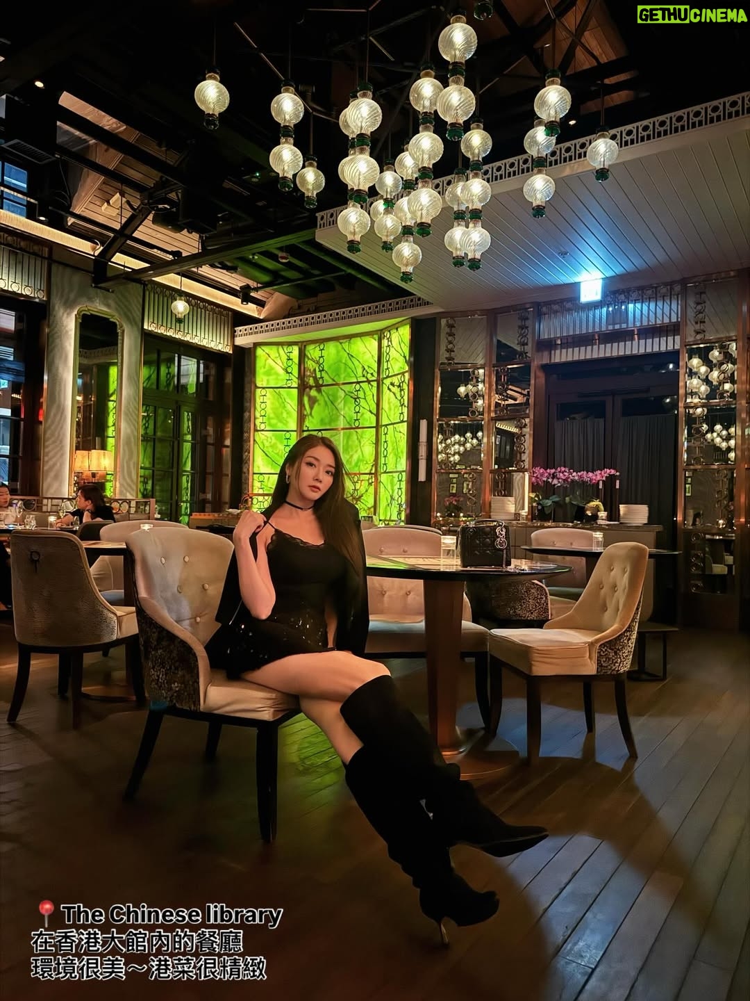 Jenny Cheng - 5.8K Likes - Hk香港行小碎片🧩
香港對我來說一直有很特殊的情感
從小就很愛看香港電影或是連續劇
每次來都覺得自己像走進電影場景裡

我想我最喜歡香港的原因
就是那份多樣與混合的魅力
有些街區保留著老香港的味道
也有些地方充滿異國 vibe✨

每一個角落都有自己的故事：
有老城的韻味，也有新城市的能量
和姐妹的這趟旅程留下了好多美好的回憶
美食也是天天都停不下來，好好味😋
大概這就是我一直那麼喜歡香港的原因吧❤️

#hongkong #travel #travelphotography