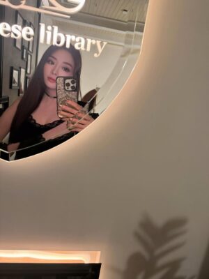 Jenny Cheng Instagram - Hk香港行小碎片🧩
香港對我來說一直有很特殊的情感
從小就很愛看香港電影或是連續劇
每次來都覺得自己像走進電影場景裡

我想我最喜歡香港的原因
就是那份多樣與混合的魅力
有些街區保留著老香港的味道
也有些地方充滿異國 vibe✨

每一個角落都有自己的故事：
有老城的韻味，也有新城市的能量
和姐妹的這趟旅程留下了好多美好的回憶
美食也是天天都停不下來，好好味😋
大概這就是我一直那麼喜歡香港的原因吧❤️

#hongkong #travel #travelphotography