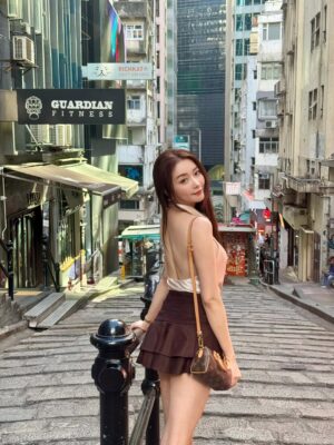 Jenny Cheng Instagram - Hk香港行小碎片🧩
香港對我來說一直有很特殊的情感
從小就很愛看香港電影或是連續劇
每次來都覺得自己像走進電影場景裡

我想我最喜歡香港的原因
就是那份多樣與混合的魅力
有些街區保留著老香港的味道
也有些地方充滿異國 vibe✨

每一個角落都有自己的故事：
有老城的韻味，也有新城市的能量
和姐妹的這趟旅程留下了好多美好的回憶
美食也是天天都停不下來，好好味😋
大概這就是我一直那麼喜歡香港的原因吧❤️

#hongkong #travel #travelphotography