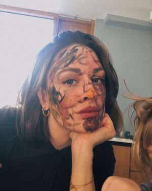 Jenny Skavlan Instagram - Jeg har alltid følt at jeg har det mer i hendene enn i huet, men så henger dette kanskje mer sammen enn man skulle tro. 

Den svenske hjernekirurgen og professoren Gøran Lundborg sier nemlig at hendene er en slags ytre hjerne, eller en forlengelse av hjernen. Han sier det er problematisk for hjernen når vi slutter å bruke hendene til mer enn å trykke på tastaturer og skjermer. Det kan rett og slett være farlig for hjernens utvikling fordi det er så ufattelig mange viktige koblinger mellom hjerne og hånd som vi går glipp av. 

Jeg kommer fra en slekt som alltid har snakket med hendene, ja- vi har det i kjeften også, det er sjeldent stille rundt et middagsbord. Men med en oldefar som er teatermaler, en onkel som er tegner, en mor som er kostymedesigner og keramiker og en bestemor som er vever har vi alltid nærmest sett på det som en nødvendighet for å ha det bra å uttrykke oss og arbeide med hendene. 

Det var nok her vi hadde minst grenser hjemme også da jeg vokste opp. Det var lav terskel for å bli løsemiddelskada eller miste en lem. Vi fikk sage, spraye, lime, sy- det var hytter og olabiler og klorbleika jeans og de rareste kostymer. Jeg lærte å spikke før jeg lærte å sykle. Jeg har noen absurde minner av at jeg bruker stikksag til å skjære ut flammer som skulle spikres fast bak på en olabil som vi lagde av hjulene fra to barnevogner funnet på loppemarked, et akebrett og en sponplate. Mestring fikk jeg ikke på skolebenken, men når jeg lagde ting.

Men hendene er i krise. Og da er hjernen i krise. Kunst og håndtverksfaget nedprioriteres og lærere omtaler elever som fingerblinde. De vet ikke hvordan en saks fungerer, har aldri holdt i hammer og spiker og finmotorikken er helt ute å kjøre. 

Tenk så mye praktisk matte det er i søm og sløyd. Tenk så viktig det er å ha tilgang på utfordringer som stimulerer kreativitet, hjerne og finmotorikk- som ikke er på en skjerm. 

Og det psykiste- håndarbeid er en fantastisk kilde til flytsonen. Der man ikke er selvbevisst, timene flyr og hjernen dusjes i dopamin og seratonin! 

Så, finn frem lim, stoffer, doruller og maling og la det flyte! Kjøp kreative gaver til barna til jul og la oss gi hendene den statusen de fortjener!
