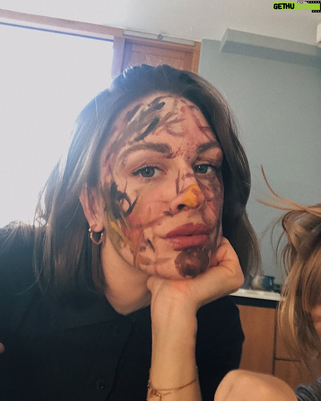 Jenny Skavlan - 23.4K Likes - Jeg har alltid følt at jeg har det mer i hendene enn i huet, men så henger dette kanskje mer sammen enn man skulle tro. 

Den svenske hjernekirurgen og professoren Gøran Lundborg sier nemlig at hendene er en slags ytre hjerne, eller en forlengelse av hjernen. Han sier det er problematisk for hjernen når vi slutter å bruke hendene til mer enn å trykke på tastaturer og skjermer. Det kan rett og slett være farlig for hjernens utvikling fordi det er så ufattelig mange viktige koblinger mellom hjerne og hånd som vi går glipp av. 

Jeg kommer fra en slekt som alltid har snakket med hendene, ja- vi har det i kjeften også, det er sjeldent stille rundt et middagsbord. Men med en oldefar som er teatermaler, en onkel som er tegner, en mor som er kostymedesigner og keramiker og en bestemor som er vever har vi alltid nærmest sett på det som en nødvendighet for å ha det bra å uttrykke oss og arbeide med hendene. 

Det var nok her vi hadde minst grenser hjemme også da jeg vokste opp. Det var lav terskel for å bli løsemiddelskada eller miste en lem. Vi fikk sage, spraye, lime, sy- det var hytter og olabiler og klorbleika jeans og de rareste kostymer. Jeg lærte å spikke før jeg lærte å sykle. Jeg har noen absurde minner av at jeg bruker stikksag til å skjære ut flammer som skulle spikres fast bak på en olabil som vi lagde av hjulene fra to barnevogner funnet på loppemarked, et akebrett og en sponplate. Mestring fikk jeg ikke på skolebenken, men når jeg lagde ting.

Men hendene er i krise. Og da er hjernen i krise. Kunst og håndtverksfaget nedprioriteres og lærere omtaler elever som fingerblinde. De vet ikke hvordan en saks fungerer, har aldri holdt i hammer og spiker og finmotorikken er helt ute å kjøre. 

Tenk så mye praktisk matte det er i søm og sløyd. Tenk så viktig det er å ha tilgang på utfordringer som stimulerer kreativitet, hjerne og finmotorikk- som ikke er på en skjerm. 

Og det psykiste- håndarbeid er en fantastisk kilde til flytsonen. Der man ikke er selvbevisst, timene flyr og hjernen dusjes i dopamin og seratonin! 

Så, finn frem lim, stoffer, doruller og maling og la det flyte! Kjøp kreative gaver til barna til jul og la oss gi hendene den statusen de fortjener!