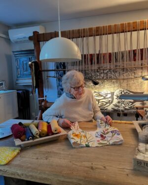 Jenny Skavlan Instagram - Jeg har alltid følt at jeg har det mer i hendene enn i huet, men så henger dette kanskje mer sammen enn man skulle tro. 

Den svenske hjernekirurgen og professoren Gøran Lundborg sier nemlig at hendene er en slags ytre hjerne, eller en forlengelse av hjernen. Han sier det er problematisk for hjernen når vi slutter å bruke hendene til mer enn å trykke på tastaturer og skjermer. Det kan rett og slett være farlig for hjernens utvikling fordi det er så ufattelig mange viktige koblinger mellom hjerne og hånd som vi går glipp av. 

Jeg kommer fra en slekt som alltid har snakket med hendene, ja- vi har det i kjeften også, det er sjeldent stille rundt et middagsbord. Men med en oldefar som er teatermaler, en onkel som er tegner, en mor som er kostymedesigner og keramiker og en bestemor som er vever har vi alltid nærmest sett på det som en nødvendighet for å ha det bra å uttrykke oss og arbeide med hendene. 

Det var nok her vi hadde minst grenser hjemme også da jeg vokste opp. Det var lav terskel for å bli løsemiddelskada eller miste en lem. Vi fikk sage, spraye, lime, sy- det var hytter og olabiler og klorbleika jeans og de rareste kostymer. Jeg lærte å spikke før jeg lærte å sykle. Jeg har noen absurde minner av at jeg bruker stikksag til å skjære ut flammer som skulle spikres fast bak på en olabil som vi lagde av hjulene fra to barnevogner funnet på loppemarked, et akebrett og en sponplate. Mestring fikk jeg ikke på skolebenken, men når jeg lagde ting.

Men hendene er i krise. Og da er hjernen i krise. Kunst og håndtverksfaget nedprioriteres og lærere omtaler elever som fingerblinde. De vet ikke hvordan en saks fungerer, har aldri holdt i hammer og spiker og finmotorikken er helt ute å kjøre. 

Tenk så mye praktisk matte det er i søm og sløyd. Tenk så viktig det er å ha tilgang på utfordringer som stimulerer kreativitet, hjerne og finmotorikk- som ikke er på en skjerm. 

Og det psykiste- håndarbeid er en fantastisk kilde til flytsonen. Der man ikke er selvbevisst, timene flyr og hjernen dusjes i dopamin og seratonin! 

Så, finn frem lim, stoffer, doruller og maling og la det flyte! Kjøp kreative gaver til barna til jul og la oss gi hendene den statusen de fortjener!