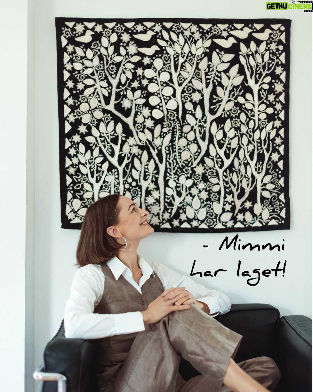 Jenny Skavlan - 23.4K Likes - Jeg har alltid følt at jeg har det mer i hendene enn i huet, men så henger dette kanskje mer sammen enn man skulle tro. 

Den svenske hjernekirurgen og professoren Gøran Lundborg sier nemlig at hendene er en slags ytre hjerne, eller en forlengelse av hjernen. Han sier det er problematisk for hjernen når vi slutter å bruke hendene til mer enn å trykke på tastaturer og skjermer. Det kan rett og slett være farlig for hjernens utvikling fordi det er så ufattelig mange viktige koblinger mellom hjerne og hånd som vi går glipp av. 

Jeg kommer fra en slekt som alltid har snakket med hendene, ja- vi har det i kjeften også, det er sjeldent stille rundt et middagsbord. Men med en oldefar som er teatermaler, en onkel som er tegner, en mor som er kostymedesigner og keramiker og en bestemor som er vever har vi alltid nærmest sett på det som en nødvendighet for å ha det bra å uttrykke oss og arbeide med hendene. 

Det var nok her vi hadde minst grenser hjemme også da jeg vokste opp. Det var lav terskel for å bli løsemiddelskada eller miste en lem. Vi fikk sage, spraye, lime, sy- det var hytter og olabiler og klorbleika jeans og de rareste kostymer. Jeg lærte å spikke før jeg lærte å sykle. Jeg har noen absurde minner av at jeg bruker stikksag til å skjære ut flammer som skulle spikres fast bak på en olabil som vi lagde av hjulene fra to barnevogner funnet på loppemarked, et akebrett og en sponplate. Mestring fikk jeg ikke på skolebenken, men når jeg lagde ting.

Men hendene er i krise. Og da er hjernen i krise. Kunst og håndtverksfaget nedprioriteres og lærere omtaler elever som fingerblinde. De vet ikke hvordan en saks fungerer, har aldri holdt i hammer og spiker og finmotorikken er helt ute å kjøre. 

Tenk så mye praktisk matte det er i søm og sløyd. Tenk så viktig det er å ha tilgang på utfordringer som stimulerer kreativitet, hjerne og finmotorikk- som ikke er på en skjerm. 

Og det psykiste- håndarbeid er en fantastisk kilde til flytsonen. Der man ikke er selvbevisst, timene flyr og hjernen dusjes i dopamin og seratonin! 

Så, finn frem lim, stoffer, doruller og maling og la det flyte! Kjøp kreative gaver til barna til jul og la oss gi hendene den statusen de fortjener!