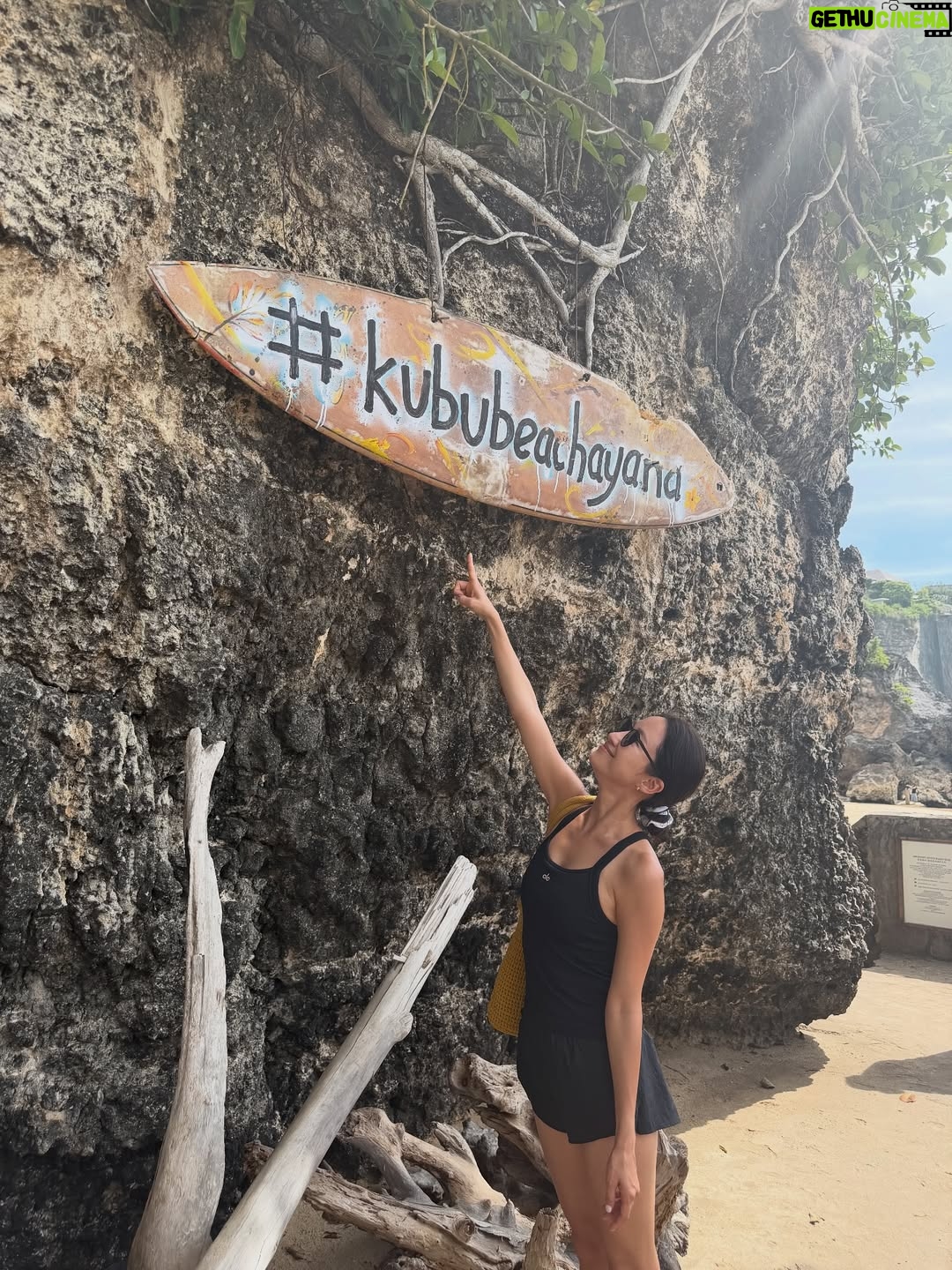 Jeon Hye-bin - 9.1K Likes - 벌써 마지막 날이라니 🥹🥹🥹
너무 평화롭고 행복했던 시간에 
또 무사함에 무한 감사하며 🩵
행복했던 너와나의 생일여행 🩵❤️

#또올게 #너무행복했다
#아야나리조트 #또만나