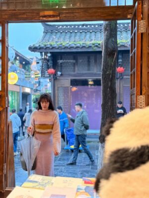 Jesseca Liu Instagram - Old streets, new moods.
#成都小雨 #熊猫🐼 
#雨停在屋檐我停在成都
@longchamp