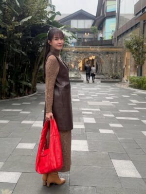 Jesseca Liu Instagram - Old streets, new moods.
#成都小雨 #熊猫🐼 
#雨停在屋檐我停在成都
@longchamp