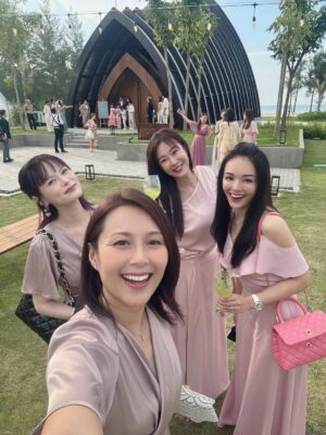 Jesseca Liu Instagram - 从当年的《复仇女王》到今天的幸福新娘，这一路看着你从戏里的勇敢、坚定，到现实生活中的温柔与笃定。如今我们在你人生的重要时刻送上最真心的祝福。愿你们的爱情永远真挚热烈，日子温柔绵长，在彼此的守护里，走到世界的尽头。💍❤️

#HappilyEverAfter
#FromMissToMrs
#JustMarried
#ForeverAndAlways
#LoveStoryInTheMaking
#ToHaveAndToHold