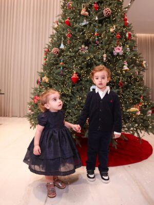 Jessica Azar Instagram - Merry Christmas from me and my little munchkins ✨🎄 

Watch us tonight on MTV Lebanon, 8:30 PM for a very special Christmas episode 🎅🏼 

Dressed by : @clo_beirut 
Hair by: @georgeselmendelek @simonelmendelek 
Makeup by: @nabilmakhoul 
📸: @celinn____