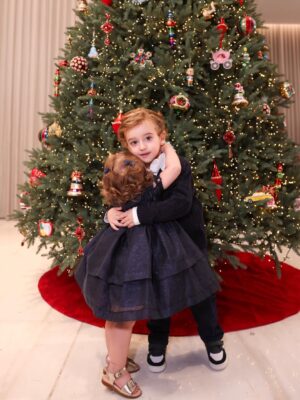 Jessica Azar Instagram - Merry Christmas from me and my little munchkins ✨🎄 

Watch us tonight on MTV Lebanon, 8:30 PM for a very special Christmas episode 🎅🏼 

Dressed by : @clo_beirut 
Hair by: @georgeselmendelek @simonelmendelek 
Makeup by: @nabilmakhoul 
📸: @celinn____