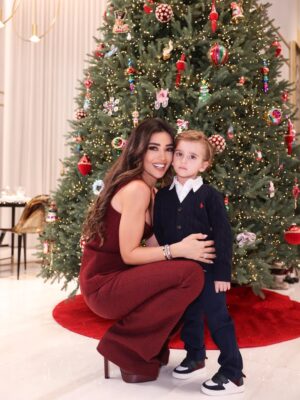 Jessica Azar Instagram - Merry Christmas from me and my little munchkins ✨🎄 

Watch us tonight on MTV Lebanon, 8:30 PM for a very special Christmas episode 🎅🏼 

Dressed by : @clo_beirut 
Hair by: @georgeselmendelek @simonelmendelek 
Makeup by: @nabilmakhoul 
📸: @celinn____