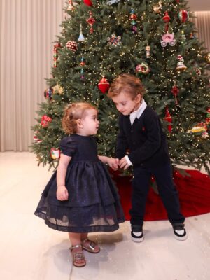 Jessica Azar Instagram - Merry Christmas from me and my little munchkins ✨🎄 

Watch us tonight on MTV Lebanon, 8:30 PM for a very special Christmas episode 🎅🏼 

Dressed by : @clo_beirut 
Hair by: @georgeselmendelek @simonelmendelek 
Makeup by: @nabilmakhoul 
📸: @celinn____