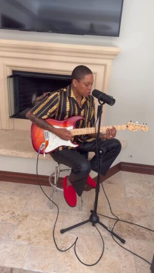 Jessica Betts Instagram - I was inspired to cover this song after my close friend @nnekaenergy requested. I played this album everyday! @thedangelo Just timeless music and thank you for being such a pioneer to Soul music. I do wish that it was still Popular! So much talent and intricate musicalities. Pure Genius and Otherworldly 👽🙏🏽🎸 How does it feel… Nice, Slow & Easy🥰
