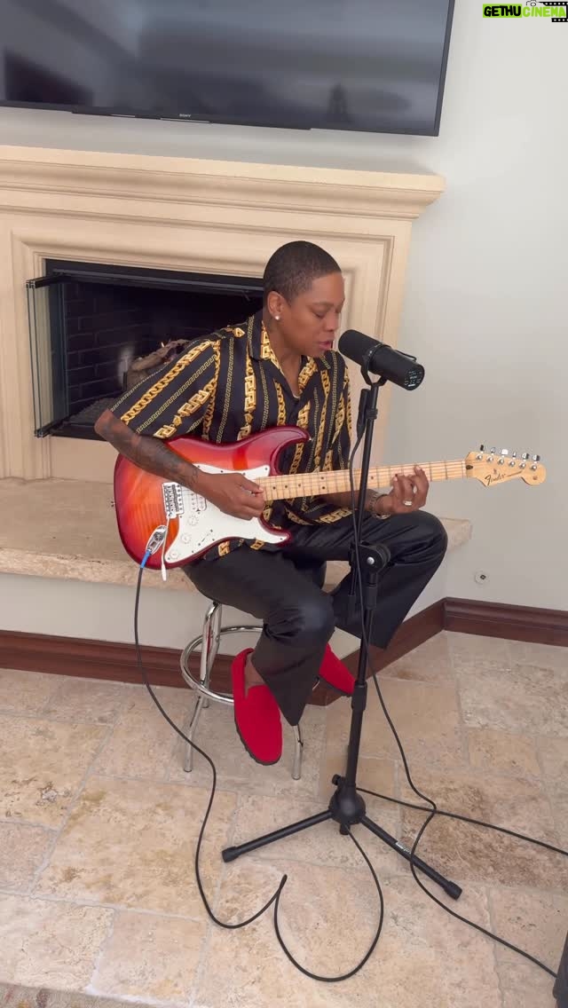 Jessica Betts - 25.6K Likes - I was inspired to cover this song after my close friend @nnekaenergy requested. I played this album everyday! @thedangelo Just timeless music and thank you for being such a pioneer to Soul music. I do wish that it was still Popular! So much talent and intricate musicalities. Pure Genius and Otherworldly 👽🙏🏽🎸 How does it feel… Nice, Slow & Easy🥰