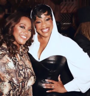 Jessica Betts Instagram - Queen of the Night‼️ 
All’s Fair in NYC with my tribe! ❤️
Can’t wait for  yall to meet Emerald Greene @allsfaironhulu 💥 Nov 4