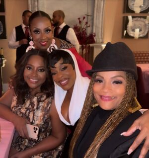 Jessica Betts Instagram - Queen of the Night‼️ 
All’s Fair in NYC with my tribe! ❤️
Can’t wait for  yall to meet Emerald Greene @allsfaironhulu 💥 Nov 4