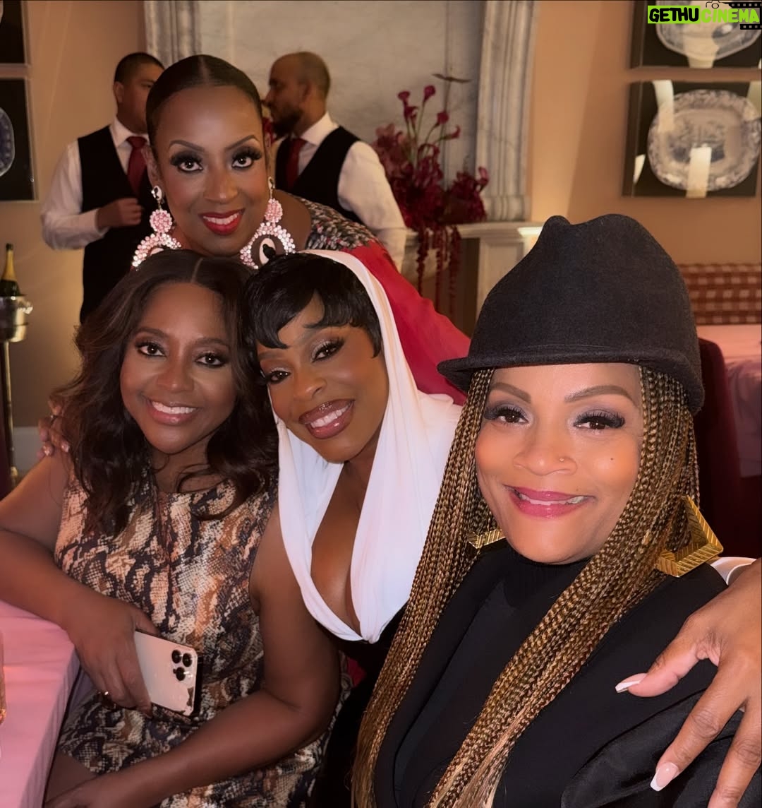 Jessica Betts - 16.4K Likes - Queen of the Night‼️ 
All’s Fair in NYC with my tribe! ❤️
Can’t wait for  yall to meet Emerald Greene @allsfaironhulu 💥 Nov 4