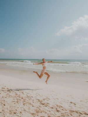 Jessica Eye Instagram - Remembering the beautiful beach run at @sanatulumhotel šŖ¬ #familymember #runtulum #runclub
šø @anaurorahdz