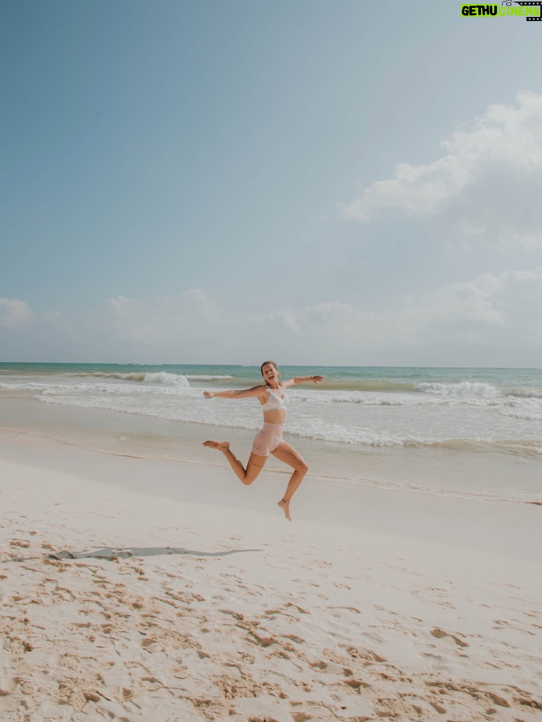 Jessica Eye - 282 Likes - Remembering the beautiful beach run at @sanatulumhotel 🪬 #familymember #runtulum #runclub 

📸 @anaurorahdz