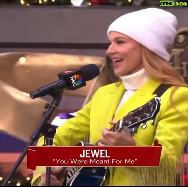 Jewel - 15.8K Likes - Had so much fun singing at the @macys Thanksgiving Day Parade 💛

I waved my a*s off! Haha 
It was really fun to see everyone along the streets lined up and shouting “Happy Thanksgiving” it was so sweet! 

Hope you all had a wonderful time with people who love you- because you deserve it!