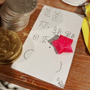 Jian Man-shu Instagram - .
昨天比較晚回家，到家後發現雲大同學留了紙條在桌上，問我幾點到家，擺放紙條的地方是我平常會坐的位置。

爸比發現雲大同學只留言給媽媽，有點吃味，就立刻寫了一張紙條回覆她為何沒有寫給自己。

沒想到回到房間後發現，雲大同學其實也寫了一張紙條給他，還貼心地擺放在平常爸比放車鑰匙的旁邊。

哎喲～～爸比就感動哭哭了。趕快去把吃味的回覆紙條給撕爛。