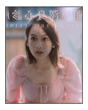Jian Man-shu Instagram - 厚澤是月姣的光
他擅自出現在她的生命中
為她毫無希望的未來點起了一盞燭火
而這火苗燎盡她的所有她的氣息
那是一眼瞬間的喜歡
沒有為什麼也不需要任何理由

只是她的愛終究沒能讓他看見光
喜歡 
想愛
卻始終浮在水面上抓不住每一次流過身邊的暖流

失去他並不是最令她擔憂的事情
她害怕的是不再有陽光也不再有黑暗
活在一切都被真空的明天哭笑不得

#人浮於愛
