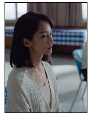 Jian Man-shu Instagram - 厚澤是月姣的光
他擅自出現在她的生命中
為她毫無希望的未來點起了一盞燭火
而這火苗燎盡她的所有她的氣息
那是一眼瞬間的喜歡
沒有為什麼也不需要任何理由

只是她的愛終究沒能讓他看見光
喜歡 
想愛
卻始終浮在水面上抓不住每一次流過身邊的暖流

失去他並不是最令她擔憂的事情
她害怕的是不再有陽光也不再有黑暗
活在一切都被真空的明天哭笑不得

#人浮於愛