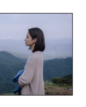 Jian Man-shu Instagram - 厚澤是月姣的光
他擅自出現在她的生命中
為她毫無希望的未來點起了一盞燭火
而這火苗燎盡她的所有她的氣息
那是一眼瞬間的喜歡
沒有為什麼也不需要任何理由

只是她的愛終究沒能讓他看見光
喜歡 
想愛
卻始終浮在水面上抓不住每一次流過身邊的暖流

失去他並不是最令她擔憂的事情
她害怕的是不再有陽光也不再有黑暗
活在一切都被真空的明天哭笑不得

#人浮於愛