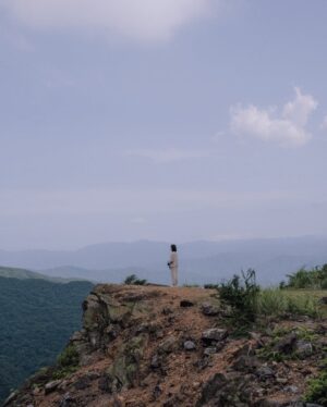 Jian Man-shu Instagram - 厚澤是月姣的光
他擅自出現在她的生命中
為她毫無希望的未來點起了一盞燭火
而這火苗燎盡她的所有她的氣息
那是一眼瞬間的喜歡
沒有為什麼也不需要任何理由

只是她的愛終究沒能讓他看見光
喜歡 
想愛
卻始終浮在水面上抓不住每一次流過身邊的暖流

失去他並不是最令她擔憂的事情
她害怕的是不再有陽光也不再有黑暗
活在一切都被真空的明天哭笑不得

#人浮於愛