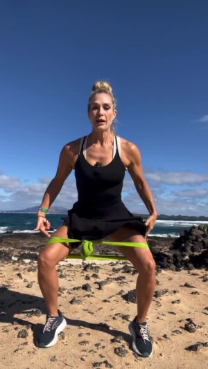 Jill Cooper Instagram - Allenarsi con l’elastico è semplice, efficace e lo puoi fare ovunque.
Ti basta portarlo con te, legarlo alle gambe e iniziare a fare passi laterali a destra e sinistra: un movimento mirato che attiva e tonifica gambe e glutei in modo intenso.
Un esercizio pratico, adatto a tutti, perfetto anche quando hai poco tempo ma non vuoi rinunciare ai risultati.
👉 Se ti piacciono questi video, scrivi “gambe glutei” nei commenti: riceverai una guida gratuita dedicata a te.