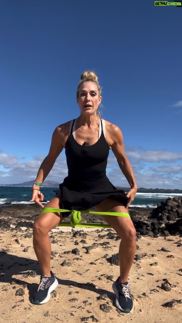 Jill Cooper - 0.9K Likes - Allenarsi con l’elastico è semplice, efficace e lo puoi fare ovunque.
Ti basta portarlo con te, legarlo alle gambe e iniziare a fare passi laterali a destra e sinistra: un movimento mirato che attiva e tonifica gambe e glutei in modo intenso.
Un esercizio pratico, adatto a tutti, perfetto anche quando hai poco tempo ma non vuoi rinunciare ai risultati.
👉 Se ti piacciono questi video, scrivi “gambe glutei” nei commenti: riceverai una guida gratuita dedicata a te.