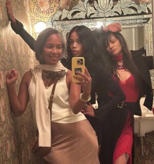 Jill Marie Jones Instagram - September 11, 2025 
At The Château with The Core Six (The Day 1’s)… Celebrating 25 years of #GIRLFRIENDS 🎉🎉♥️
I was looking around the table at each set of eyes, every smile and even closed my eyes for a quick second to listen to all of the familiar laughter. Every time we get together it’s like we’re in our 20’s again and no time has past. 

I was thinking about… where we all met, for the first time. I thought about our first table read. Our first day on set. The day we aired for the first time (September 11, 2000) and how that felt. I guess I was just thinking about our origin story. How it all began. And Boy O’ Boy! What A F%&k*ng Incredible Story!!! What A Ride!!!🤘🏾♥️

HAPPY ANNIVERSARY!!! #25 
GIRLFRIENDS 4EVA!!! 💃🏾💃🏾💃🏾💃🏾🕺🏾♥️ 

@marabrockakil 
@traceeellisross 
@therealgolden47 
@misspersiawhite 
@reggieh69