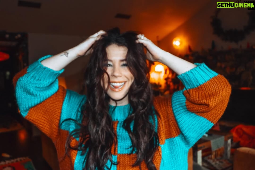 Jillian Rose Reed - 1.8K Likes - TikTok told me blue eyeliner goes great with moody hair ✨🩵💙 @stacy_heitman took my back to my roots, literally 👌🏼