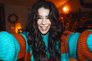 Jillian Rose Reed Instagram - TikTok told me blue eyeliner goes great with moody hair ✨🩵💙 @stacy_heitman took my back to my roots, literally 👌🏼